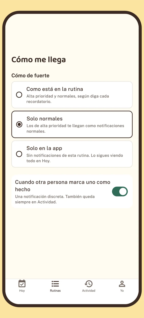 La pantalla Cómo me llega de la rutina Kira en el móvil de Marta, con Solo normales elegido: los de alta prioridad le llegan como notificaciones normales.